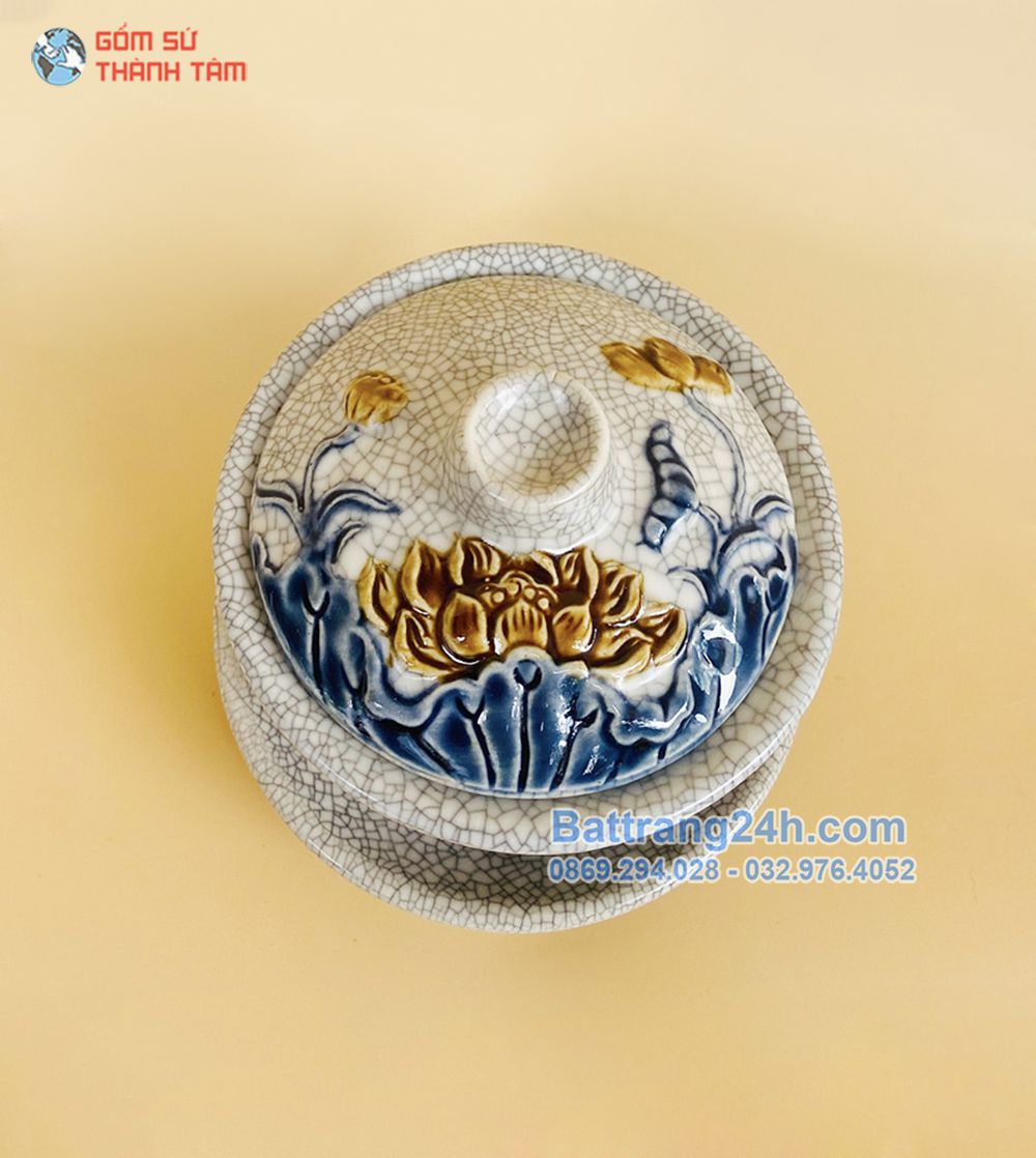 Mỗi hoạ tiết trên Bát trà cúng men rạn cổ đắp nổi hoa Sen đều được làm thủ công từ bàn tay của các nghệ nhân làng gốm cổ Bát Tràng